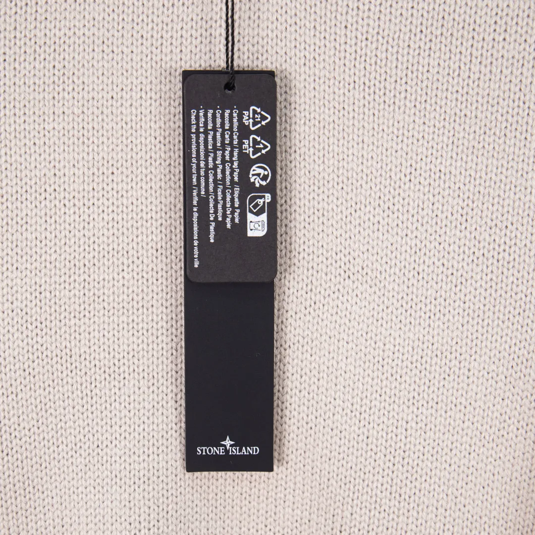 P440 zp version [exclusive supply] Stonelsland Stone Island arm embroidered logo sweater Fabric: 30% wool, 50% cotton, 20% spandex. Accessories: The arm embroidery logo is made of double-layer soft leather, with embroidery logo technology on the surface and embellishment with the brand logo. Comes with laser engraved metal buttons. Process: garment washing-fixing color-fixing pattern-removing wool impurities. This style is woven with a 7-needle imported machine, with knitted threads on the neck and hem, and embroidered logos on the arms to present the brand vision.  Accessories: Customized 1:1 washed trademark Accessories: Customized 1:1 embroidery label Accessories: Customized 1:1 lettering buttons Color: Black Gray Size: S M L XL Number: XS10936